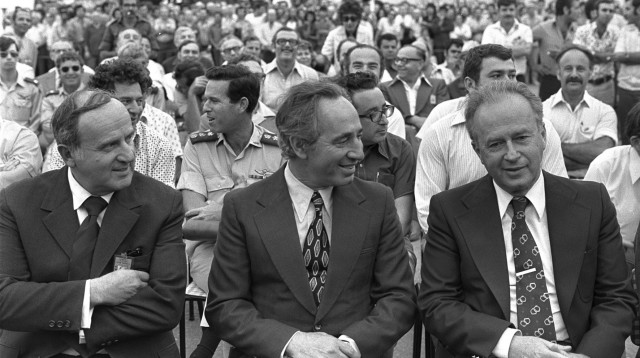 רבין ופרס 1975 (צילום: משה מילנר, לע"מ)