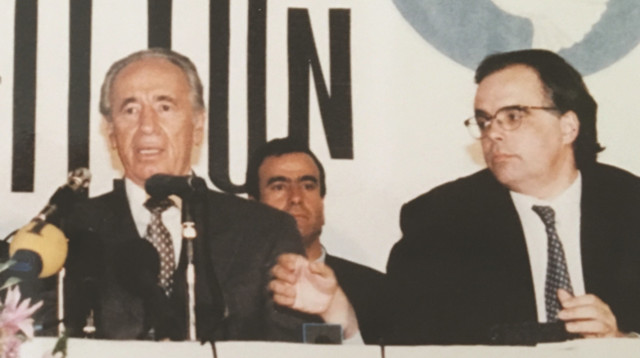 שמעון פרס ויועצו אורי סביר לאחר החתימה על הסכם אוסלו השני, 1996 (צילום: פרטי)