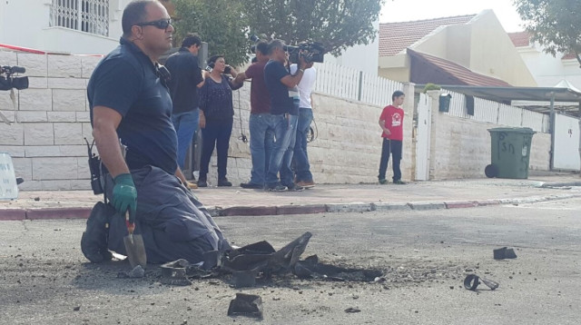 רקטה נפלה בשדרות (צילום: דוברות המשטרה)