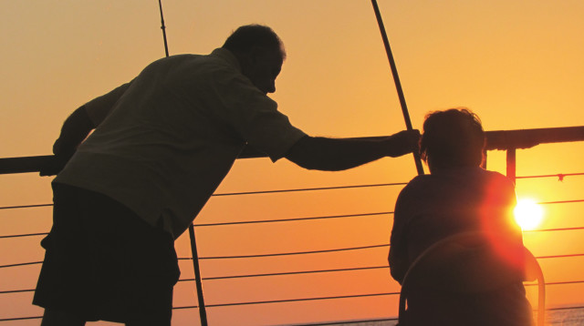קשישים דגים בשקיעה (צילום: נתן זהבי)