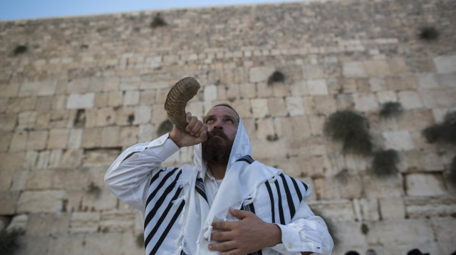תקיעת שופר בכותל המערבי (צילום: יונתן סינדל, פלאש 90)