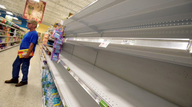 מדפים ריקים בפלורידה לקראת הוריקן מת'יו (צילום: רויטרס)