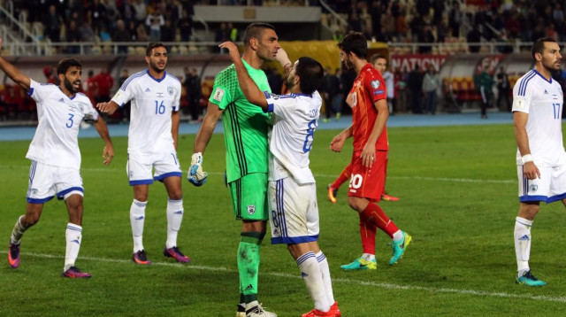 דודו גורש אחרי העצירה במשחק מול מקדוניה (צילום: אודי ציטיאט)