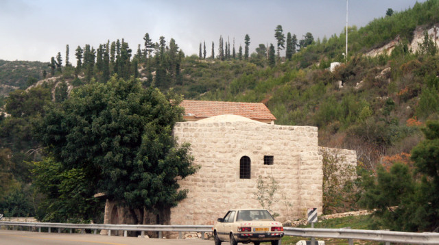 חאן שער הגיא (צילום: תמר הירדני, ויקיפדיה)