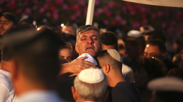 אביו של יוסי קירמה ז"ל בהלוייתו (צילום: מרק ישראל סלם)