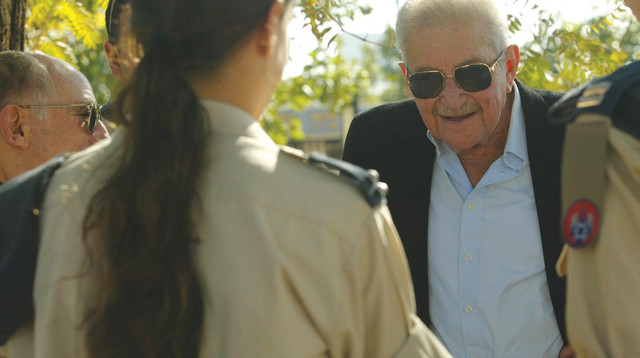 עזר ויצמן עם טייסות (צילום: יהונתן שאול)