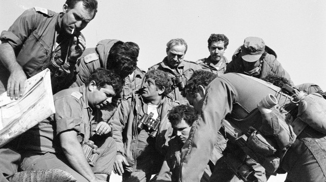 תרגיל חטיבה 188: יוני נתניהו, רפאל איתן ואיתמר צ'ציק (צילום: "יד שרה")