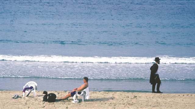 חרדי וחילוני בחוף תל אביב (צילום: סרג' אטאל, פלאש 90)