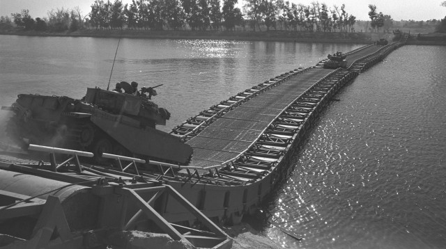 חציית תעלת סואץ מלחמת יום הכיפורים (צילום: רון אילן, לע"מ)