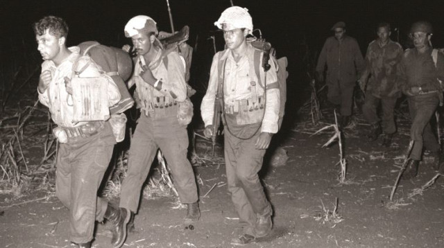 אריאל שרון מוביל כח של יחידה 101 (צילום: במחנה, באדיבות ארכיון משרד הביטחון)