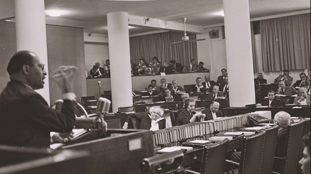 בגין נואם במשכן הכנסת הישן (צילום: פריץ כהן, לע"מ)