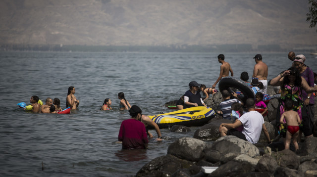מטיילים בכנרת, ארכיון (צילום: הדס פרוש , פלאש 90)