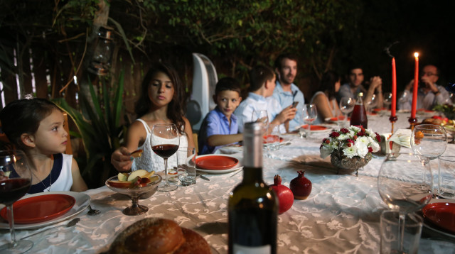 ארוחת חג, ארכיון (צילום: נתי שוחט, פלאש 90)