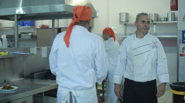 השף עוזי בן עזרא בקורס בישול בכלא צלמון (צילום: תמיר למפרט)