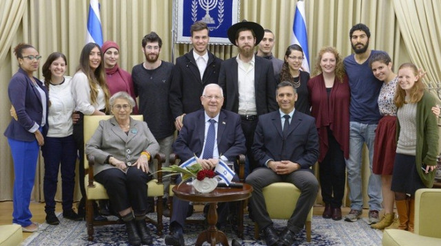 חניכי תוכנית "אחי ישראלי" עם הנשיא ראובן ריבלין (צילום: מארק ניימן, לע"מ)
