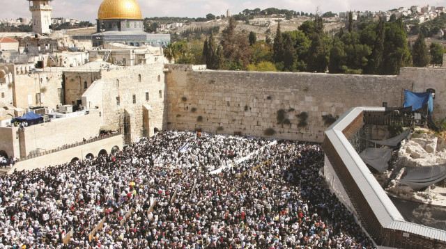 תפילת יהודים בכותל, ירושלים (צילום: דניאל דרייפוס, פלאש 90)