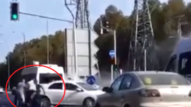 תיעוד של אלימות מזעזעת בכביש בנאות גנים (צילום: מסך)
