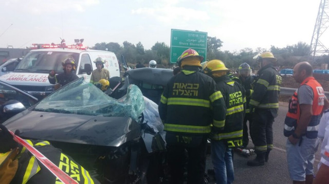 תאונה בין רכב לאוטובוס בכביש 55 (צילום: דוברות מד"א)