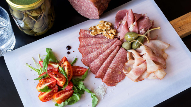 מגש נקניקים (צילום: שרית גופן)