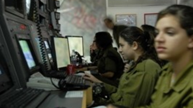 חמ"ל תצפיתניות, ארכיון (למצולמות אין קשר לנאמר בכתבה) (צילום: במחנה)