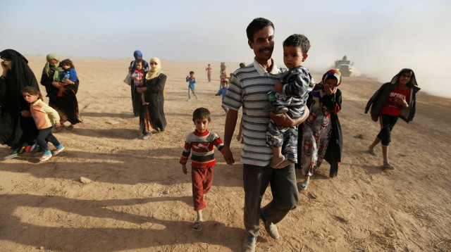 אזרחים חוזרים לכפרים ששוחררו באזור מוסול (צילום: רויטרס)