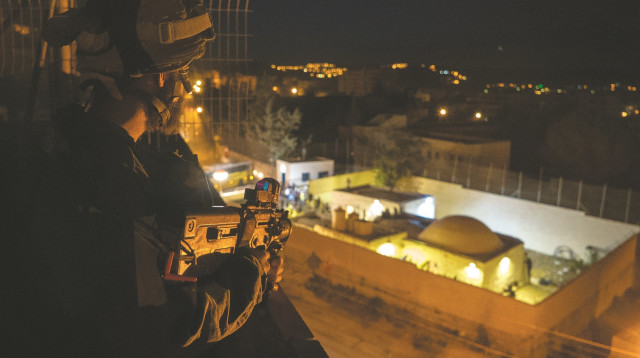 חייל צה"ל מאבטח את קבר יוסף (צילום: דובר צה"ל)