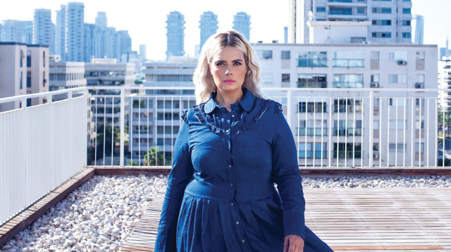 שמלה: Onchiq נעליים: קמדן אנד שוז, מעצבי אופנה כחול־לבן, לירז אסייג (צילום: פזית עוז)