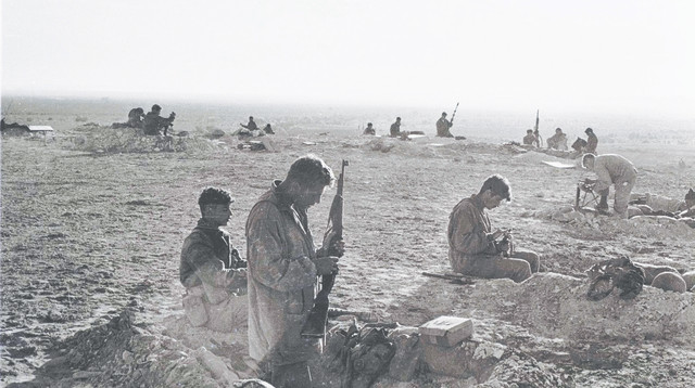 גדוד 890 מתחפר ליד המיתלה (צילום: אברהם ורד, "במחנה")