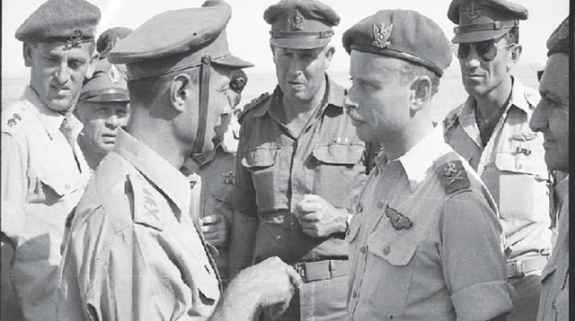 מרדכי בר־און (משמאל) עם משה דיין (צילום: ארכיון צה"ל במשרד הביטחון,אברהם ורד, "במחנה")