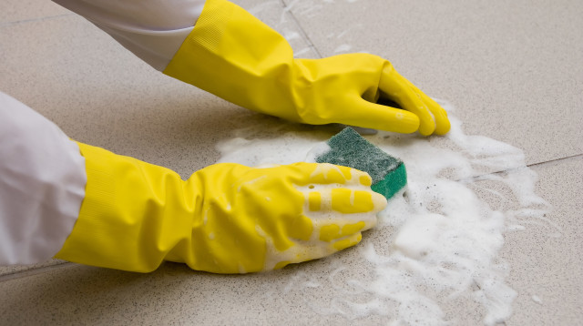 ניקוי הריצפה (צילום: אינגאימג)