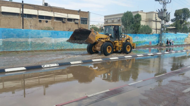 גשמים והצפות באילת (צילום: דוברות המשטרה)