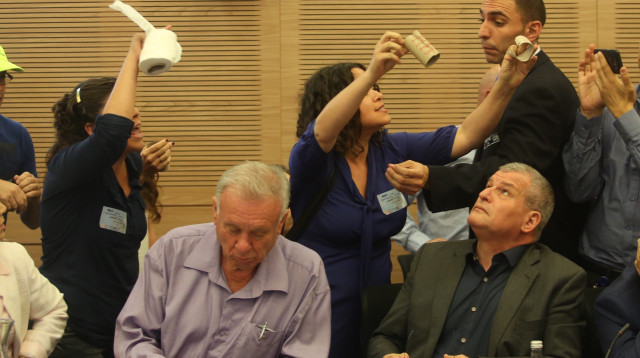 פעילים מהצפון משליכים נייר טואלט לעבר משה כחלון (צילום: מרק ישראל סלם)