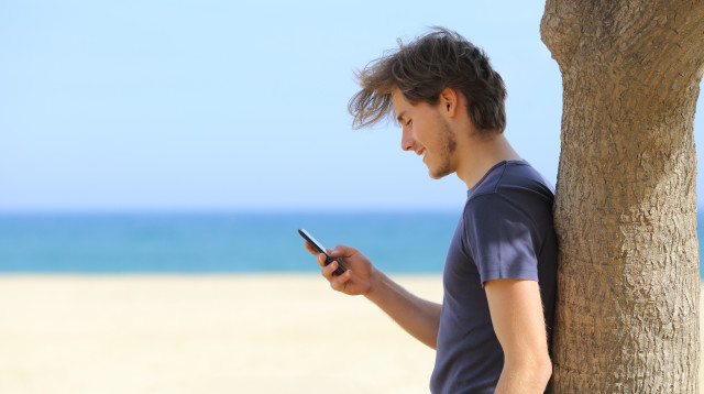 חופשה עם הטלפון (צילום: אינגאימג)