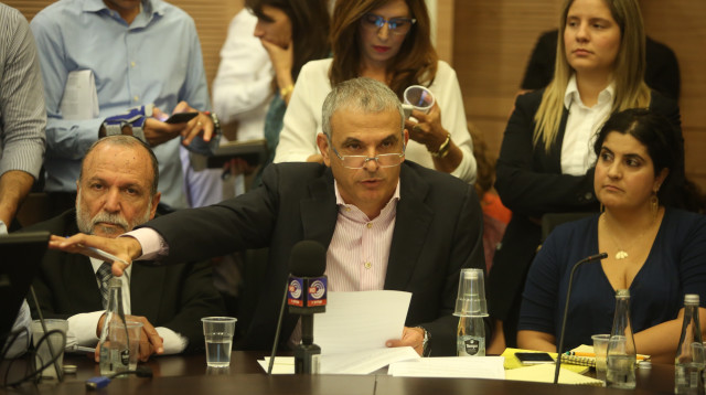 משה כחלון בוועדת הכספים (צילום: מרק ישראל סלם)