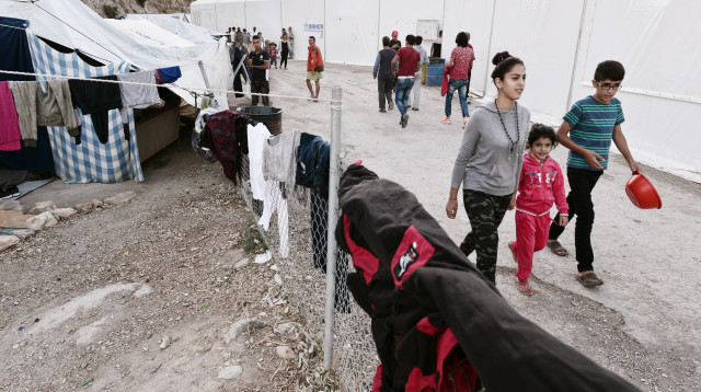 פליטים בכיוס (צילום: Louisa Goulimaki/AFP)