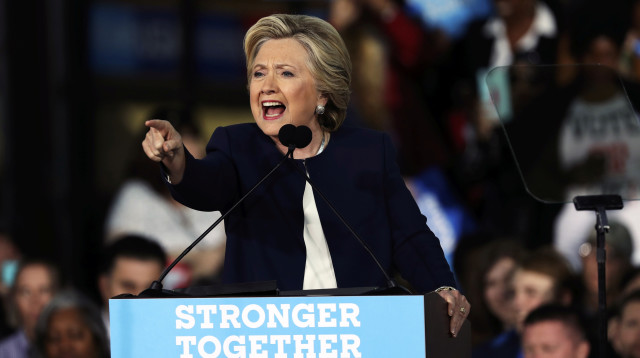 הילרי קלינטון בכנס בחירות במישיגן (צילום: רויטרס)