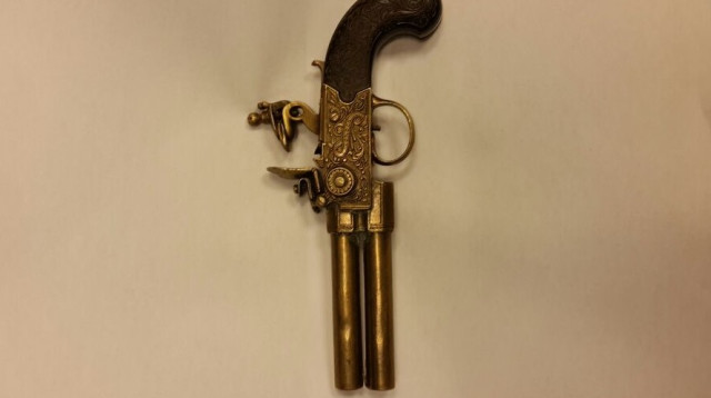 אקדח שאותר בתיק של נער שהגיע לסיור בכנסת (צילום: דוברות הכנסת)