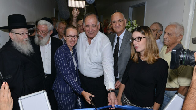 אות הוקרה לברונית דה רוטשילד (צילום: יח"צ)