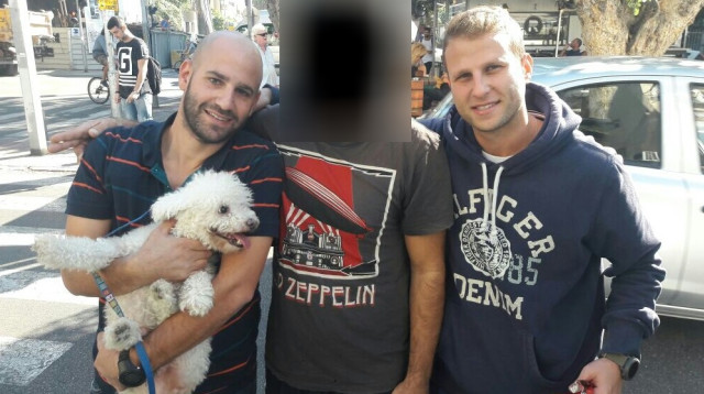 הכלב שנגנב מת"א והושב לבעליו (באמצע). בצדדים: בלשי המשטרה (צילום: דוברות המשטרה)