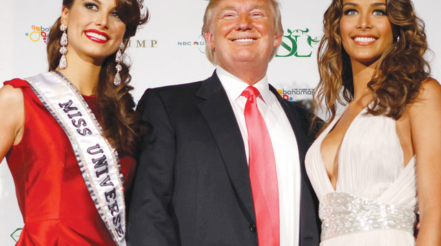 טראמפ ודוגמניות (צילום: רויטרס)