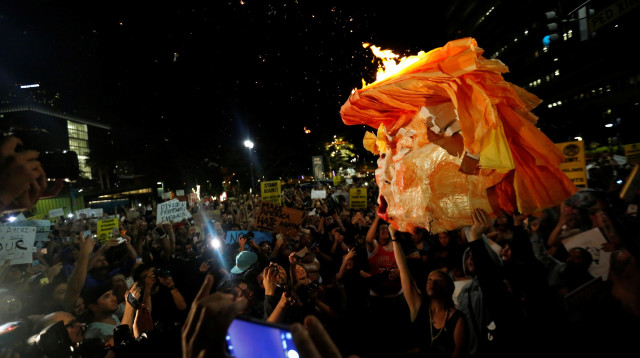 מפגינים נגד טראמפ בלוס אנג'לס (צילום: רויטרס)