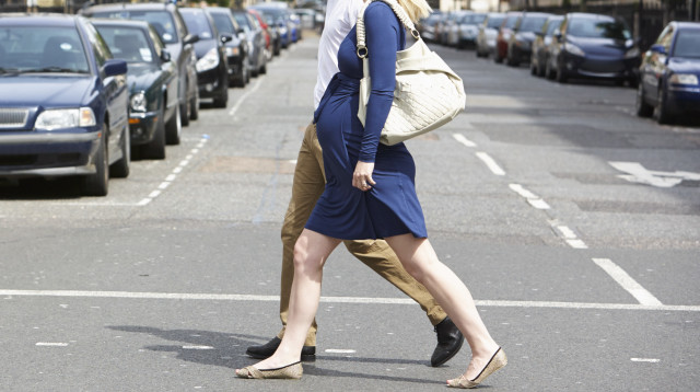 אישה בהריון חוצה את הכביש, אילוסטרציה (צילום: אינגאימג)