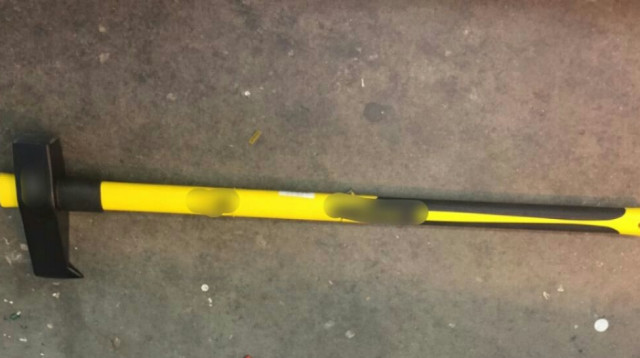 הגרזן שניסה הנער מהשרון לקנות (צילום: דוברות המשטרה)