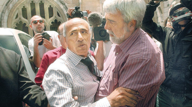 מרדכי ואנונו ופיטר הונאם אחרי השחרור (צילום: פלאש 90)