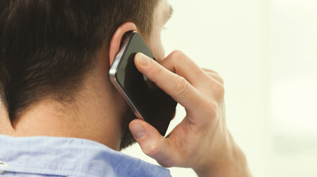 גבר מדבר בטלפון (צילום: אינגאימג)