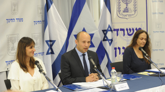 השר בנט במסיבת עיתונאים של משרד החינוך (צילום: אבשלום ששוני)