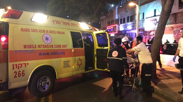 זירת הקטטה בפתח תקווה (צילום: עומר שפירא, תיעוד מבצעי מד'א)