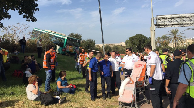 תאונה בין שני אוטובוסים בכביש 44 ליד צומת חולון (צילום: אלירן אביטל, תיעוד מבצעי מד"א)