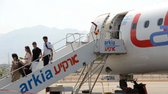 נוסעים יורדים מהמטוס (צילום: פלאש 90, יוסי זליגר)