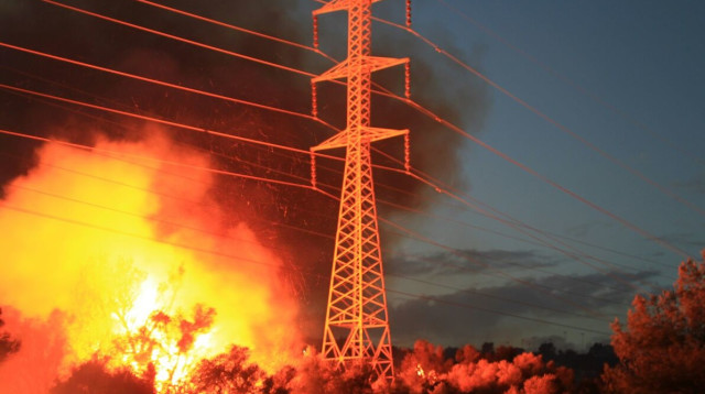 שריפה משתוללת בזכרון יעקב (צילום: דוברות חברת החשמל)